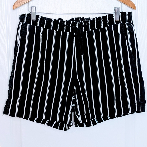 Jachs Girlfriend Black and White Striped Women's Shorts #21 - Picture 1 of 7